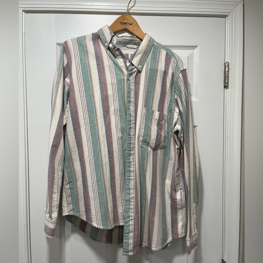 Men’s collared button down long sleeve shirt. Relaxed fit.